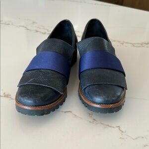 Bernardo Women’s Navy and Blue leather loafers with waffle sole.